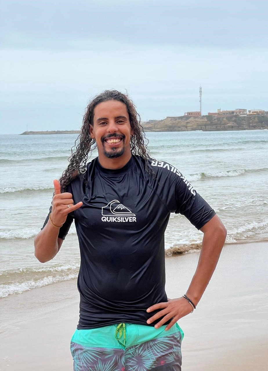 Cactus surf coach helping a surfer in Imsouane